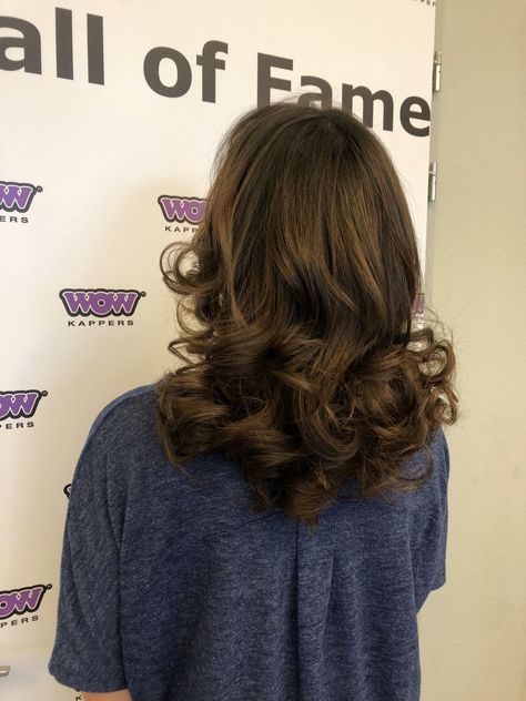 Middle Length Hairstyles Wedding, Hair Ideas For Prom Mid Length, Prom Hairstyles Middle Length Hair, Shoulder Length Big Curls, Short Big Curls Hairstyles, Medium Hoco Hairstyles, Big Curls Mid Length Hair, Formal Hair Mid Length, Big Bouncy Curls Short Hair