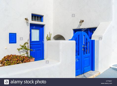 Blue gate and door of typical white Greek house in Oia village, Santorini island, Greece Stock Photo Greek Style Home, Garden Sitting Areas, Greek Village, Traditional Patio, Greek Decor, Outdoor Paving, Blue Shutters, Tropical Backyard, Greek House