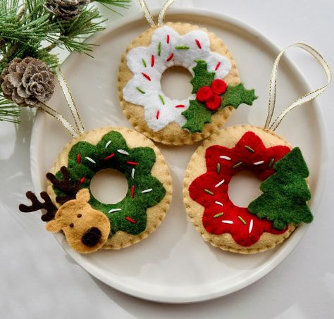 Christmas donuts are here! You can choose for your donut to be an ornament or plain as a bowl filler. Made and sewn by hand with high quality wool felt, these are not craft store felt. Available ✨made to order✨ online or in person at @bellevillemarket and @thehivelocal if you’re #lehighvalley local! Candy Felt Ornaments, Sugar Cookie Felt Ornament, Felt Donut Ornament, Donut Ornament, Christmas Donuts, Ornament Cookies, Christmas Idea, Felt Ornament, Xmas Diy