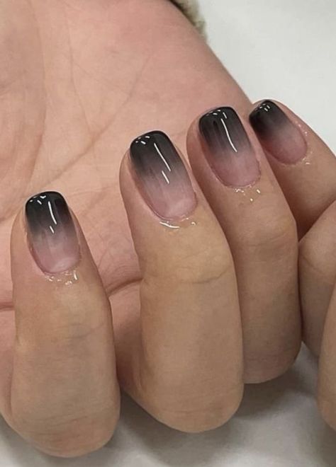 Ombré On Short Nails, Natural To Black Ombre Nails, Black Gradient Nails Short, Black Ombre French Nails, Short Nails Ombre Ideas, Black Jelly Nails Short, Ombre Black Nails Short, Gradient Black Nails, Korean Jelly Nails Black