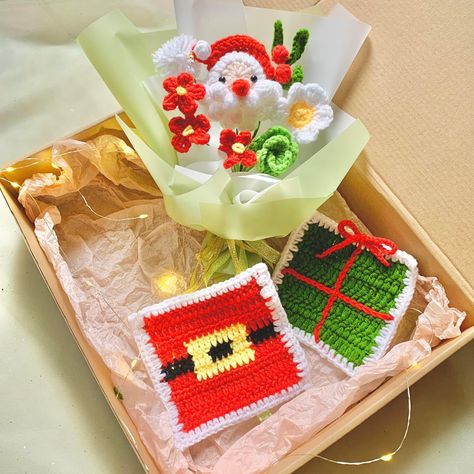 Crochet Christmas Bouquet, Unique Bouquets, Wool Flowers, Christmas Bouquet, Unique Bouquet, Crochet Bouquet, Crochet Keychain Pattern, Mini Pouch, Knitted Flowers