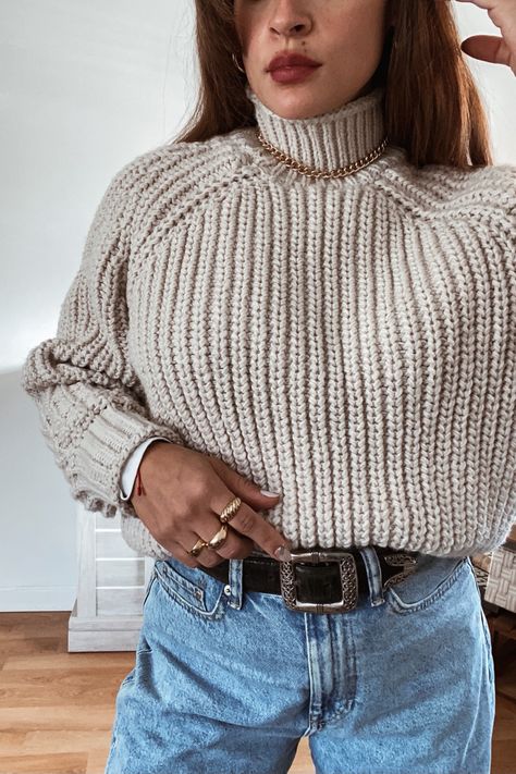 Close up of woman wearing beige chunky knit sweater, black belt and jeans with gold jewelry Chunky Knit Sweater Outfit, Knit Sweater Outfit, Sweater Jeans, Gray Winter, Sweater Outfit, Chunky Knit Sweater, Beige Sweater, Chunky Knits Sweater, Sweaters And Jeans