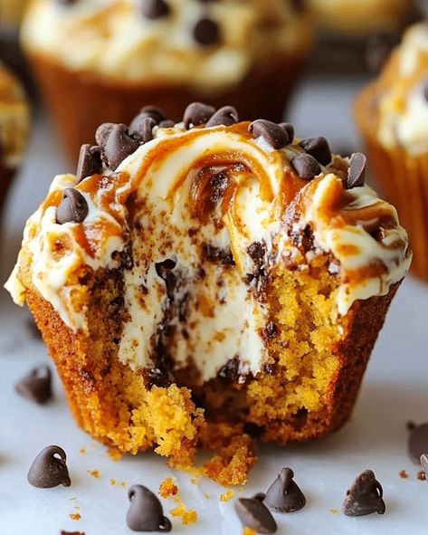 Easy Pumpkin Muffin Recipes, Muffins With Cream Cheese Filling, Muffins With Cream Cheese, Pumpkin Cheesecake Muffins, Pumpkin Cobbler, Pumpkin Chocolate Chip Muffins, Cream Cheese Muffins, Recipes With Few Ingredients, Pumpkin Chocolate Chip