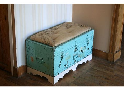 Trunk to bench - I could do this with the chest my Papaw made....but the cushion would have to be removable, of course! Diy Trunk, Diy Storage Trunk, Trunk Bench, Entryway Diy, Trunk Makeover, Muebles Shabby Chic, Metal Trunks, Painted Trunk, Indian Room Decor