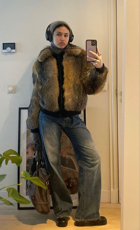 Fluffy Gilet Outfit, Cold Layered Outfits, Freezing Cold Outfits, Statement Jacket Outfit, Winter Layered Outfits, Fur Jacket Street Style, Afghan Coat Outfit, Sylvester Outfit, Wintercore Outfits