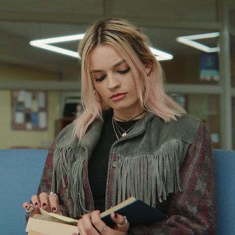 Maeve Wiley, Emma Mackey, Feminist Literature, Education Icon, Woman Reading, Fringe Jacket, Girl Reading, Low Quality, Manado