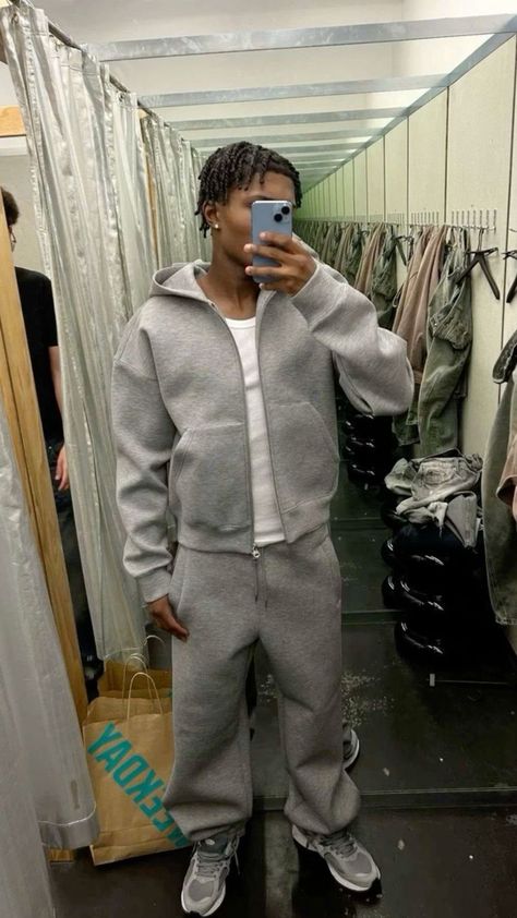 Fit Men Fashion, Flared Joggers Outfit Men, London Birthday Outfit, Bf Outfits Casual, Polo Sweatsuit Men, Grey Sweatsuit Outfit Men, Grey Sweat Suit Outfits, Essential Pants For Men, Men’s Tracksuit