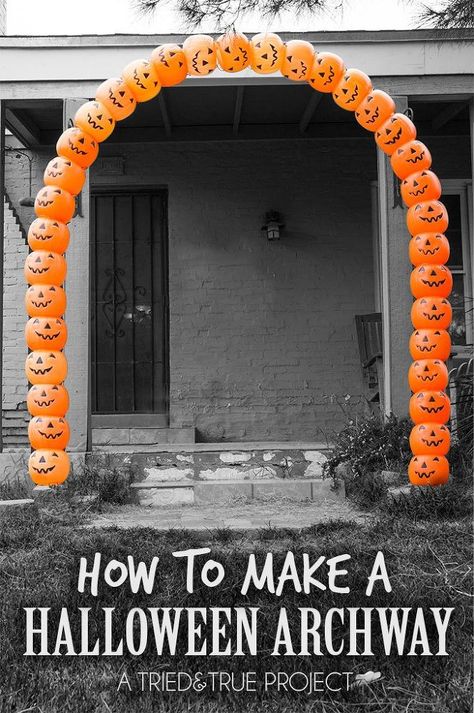 DIY: Halloween Pumpkin Archway. This is awesome! You could also wrap with string lights to light it up! Halloween Archway Diy, Archway Diy, Pumpkin Archway, Halloween Archway, Minecraft Decoration, Dekorasi Halloween, Halloween Diy Outdoor, Halloween Outside, Labu Halloween