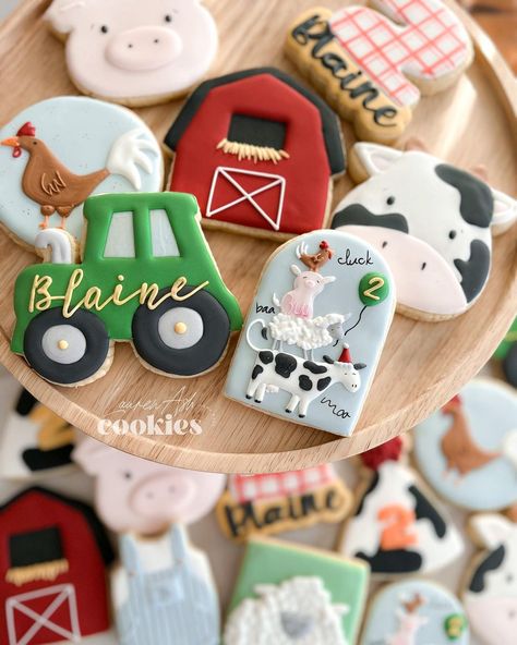 L A U R E N A S H C O O K I E S on Instagram: “Cluck Baa Moo, Blaine is 2! 🥳 🐓🐑🐄 . . Stacked animals inspired by @hanamade.cookies 💗 . . . . . . . . #animalcookies #farmcookies…” Farm Birthday Cookies, Tractor Cookies, Cow Cookies, First Birthday Cookies, Farm Cookies, 2nd Birthday Party For Boys, Farm Themed Birthday Party, Sugar Cookie Royal Icing, Cowgirl Birthday Party