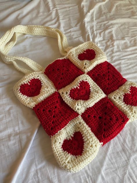 alwiyacrochets on ig💌 Heart Tote Bag Crochet, Heart Tote Bag, Chunky Crochet Blanket, Crochet Storage, Valentines Crochet, Teen Life Hacks, Crochet Tote Bag, Fun Crochet Projects, Crochet Tote