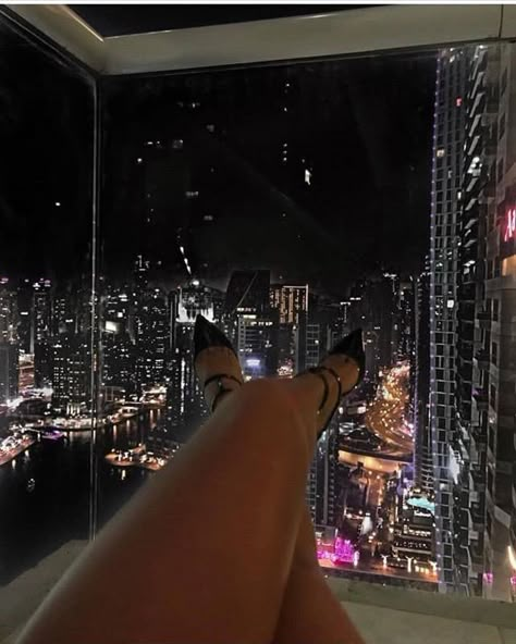 Julie Core, Boujee Aesthetic, City At Night, Nyc Aesthetic, Rich Girl Aesthetic, Rich Girl Lifestyle, Makijaż Smokey Eye, Nyc Life, City Vibe