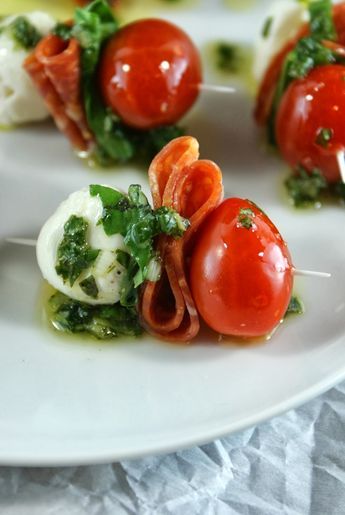 Caprese Bites, Tomatoes Mozzarella, Basil Vinaigrette, Wedding Appetizers, Fingerfood Party, God Mat, Party Food Appetizers, Wedding Food, Yummy Appetizers