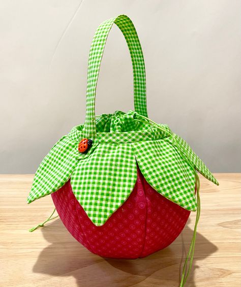 Strawberry Bag, Cushion Tutorial, Bag Styles, Purse Sewing Patterns, Flower Purses, Cute Sewing Projects, Sewing Purses, Fusible Interfacing, Sewing Patterns For Kids