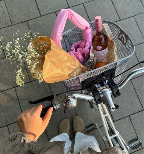 Bike Basket Aesthetic, Pink Bag Style, Wine Instagram, Basket Aesthetic, Girly Aesthetics, Emotional Images, Rose Petal Bath, Chloe Perfume, Flowers Wine