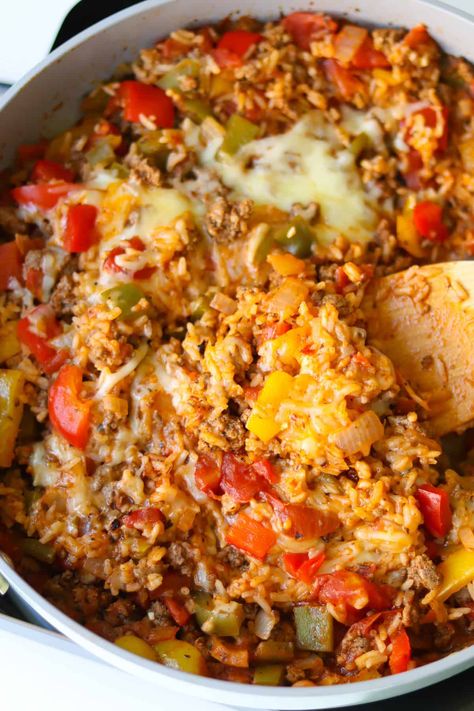 This Unstuffed Pepper Skillet recipe is for you if you love the cozy, savory flavors of stuffed peppers—without all the fuss! With colorful veggies, tender ground beef, and perfectly cooked rice, it’s a one-pan meal that’s simple, hearty, and totally satisfying. Unstuffed Green Peppers, Unstuffed Peppers Crockpot, Freezer Stuffed Peppers, Dinner With Bell Peppers, Unstuffed Pepper Bowls, Unstuffed Pepper Skillet, Stuffed Pepper Skillet, Fresh Healthy Recipes, Pepper Skillet