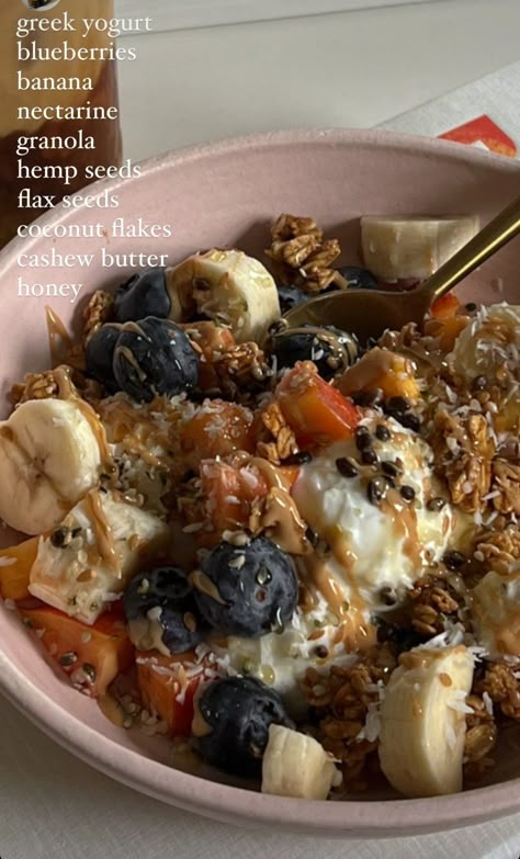 Breakfast Fruit Bowl Aesthetic, Breakfast Ideas Fruit Bowl, Oatmeal Breakfast Aesthetic, Oatmeal Bowl Ideas, Oatmeal Fruit Bowl, Low Calorie Breakfast Bowl, Low Calorie Meal Inspiration, Protein Yoghurt Bowl, Healthy Breakfast With Fruit