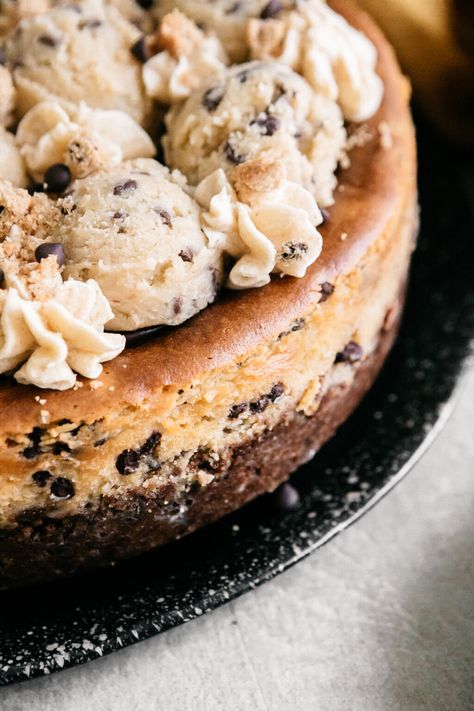 Cookie Dough Cheesecake Recipes, Cheesecake Cookie Dough, Chocolate Chip Cookie Crust, Edible Dough, Weeknight Meal Ideas, Crunchy Chocolate Chip Cookies, Delicious Cheesecake Recipes, Cool Desserts, Cheesecake Cookie