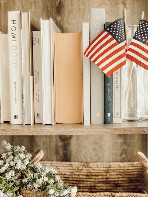 Modern Americana Decor, Americana Interior Design, Coastal Americana, Patriotic Decor Ideas, Memorial Day Decor, Modern Americana, Patriotic Food, Usa Decor, July Ideas