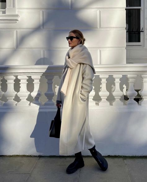 Rosie Huntington Whiteley Style, Rosie Hw, Trending Winter Boots, Look Winter, Brighter Days, Rosie Huntington, Winter Capsule Wardrobe, Huntington Whiteley, Trending Boots