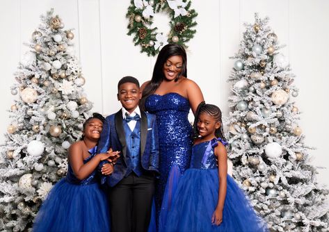 Blue  Christmas black Family Tree Garden Blue Christmas Pictures Family, Blue Christmas Photos Family, Blue Christmas Photoshoot, Black Family Christmas Pictures Outfits, Holidays Pictures, Son Photoshoot, Family Christmas Pictures Outfits, Family Christmas Photos, Photo Theme