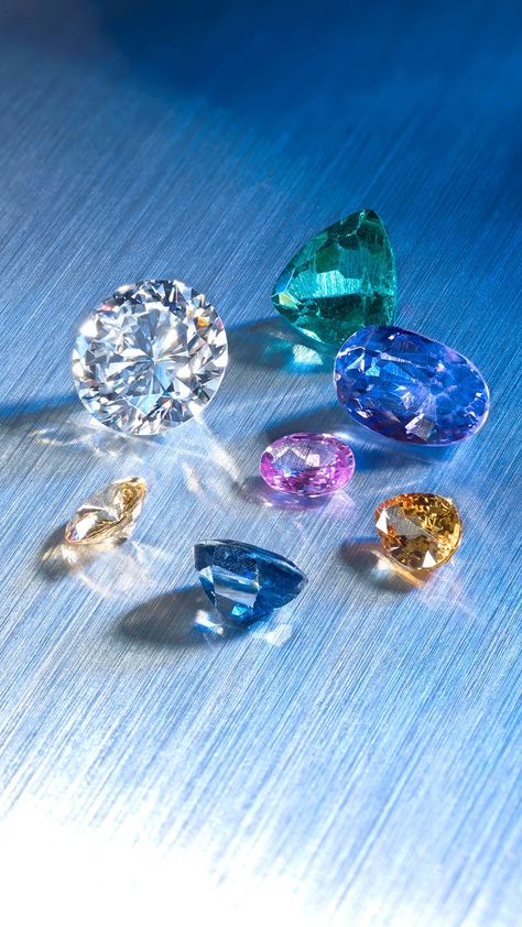 A variety of sapphires, a brilliant-cut diamond and a triangular shape apatite. Gemstones Photography, Gem Wallpaper, Rainbow Carrots, Bling Wallpaper, Expensive Jewelry Luxury, Diamond Image, Pretty Backgrounds, Diamond Jewelry Designs, Expensive Jewelry