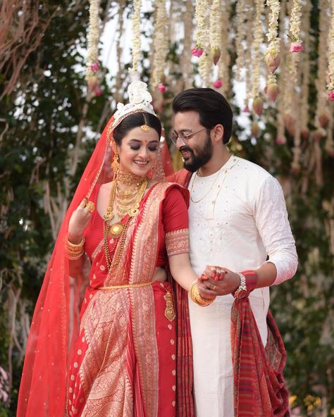 Get ready to be enchanted by the beautiful moments captured at Saurav and Darshana's wedding, where love, tradition and sheer beauty unite to create an unforgettable celebration! ✨ Make wedding planning easy and hassle free!⁠ #ShaadikiTaiyari Aasaan Hai!⁠ Picture Credits/ Couple: @i_sauravdas @darshanabanik Photographer: @twc2014india MUA: @sahababusona Hairstyling: @ginni_love21 Draped by: @style_by_madhab #wedding #bengaliwedding #bengalibride #bengaligroom #brideandgroom #weddinglook #s... Bengali Wedding Reception Look, Bengali Wedding Poses, Bengali Wedding Couple Poses, Bengali Wedding Bride, Bengali Wedding Couple, Bengali Wedding Look, Sruthi Jayadevan, Bengali Wedding Photography, Bengali Bride Reception Look