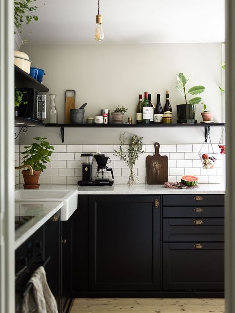 A Vintage Apartment with a Black Kitchen in Sweden — THE NORDROOM Apartment Kitchen Ideas, Vintage Apartment, Scandi Home, Black Kitchen Cabinets, Dark Kitchen, Small Apartment Decorating, Apartment Style, Black Kitchen, Black Cabinets