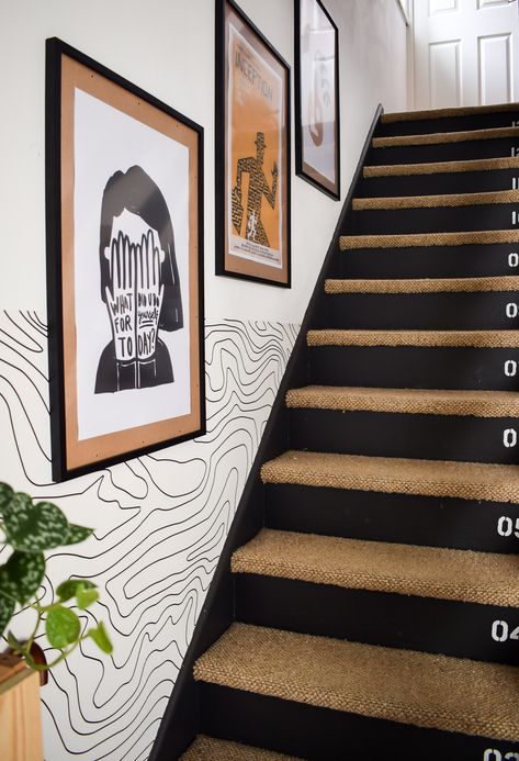 Picture Wall Layout, Staircase Gallery Wall, Stairs Black, Staircase Gallery, Gallery Wall Arrangement, Staircase Art, Gallery Wall Staircase, Stair Art, Painted Staircases