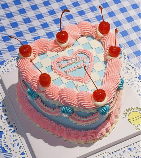 Pink and blue vintage heart shaped cake with a checkerboard design on top Retro Bday Cake, Retro Cake Aesthetic, Fake Cake Decorating Ideas, Retro Birthday Cake Vintage, Grease Birthday Cake, Fake Cake Decoration, Girly Vintage Cakes, 2000 Birthday Cake, Cute Cake Wallpaper