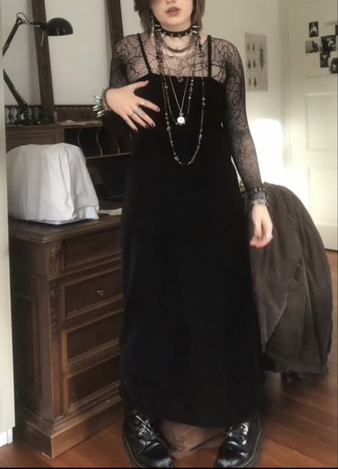 Long Black Dress Goth, Alternative Dress Outfit, Tradgoth Outfits, Gothic Fits, Long Black Dress Outfit, Earth Tones Aesthetic, Long Black Maxi Skirt, Weird Clothes, Goth Outfit Inspo