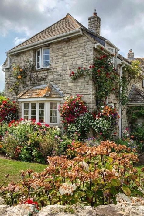 Dream House Garden, Pretty Cottage, Gorgeous Places, British Seaside, Dorset England, Surrounded By Flowers, Arts And Crafts House, Jurassic Coast, Thatched Cottage