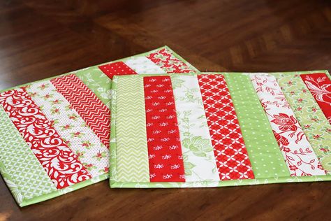 Easy Placemat Patterns + Free Pattern - A Quilting Life Diy Placemats Fabric, End Of Year Review, Easy Placemats, Quilted Placemat Patterns, Placemat Patterns, A Quilting Life, Year Review, Quilted Placemats, Christmas Patchwork