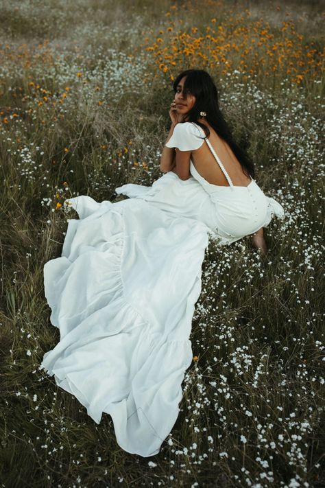 Daughters Of Simone, Open Back Wedding, Bridal Poses, Bridal Photoshoot, Bridal Shoot, Engagement Photoshoot, Bridal Portraits, Photography Inspo, Styled Shoot