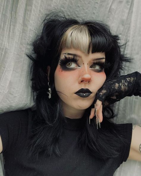 Diy Makeup Looks, Draculaura Makeup, Goth Makeup Tutorial, Goth Eye Makeup, Concert Makeup, Alt Makeup, Cool Makeup Looks, Unique Makeup, Emo Makeup