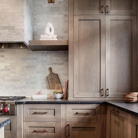 these driftwood color shaker cabinets look uber modern with the marble subway tile Black Kitchen Countertops, Cabinet Trends, White Oak Kitchen, Kitchen Cabinet Trends, Rustic Kitchen Cabinets, Oak Kitchen Cabinets, Cabin Kitchens, Oak Kitchen, Kitchen Plans