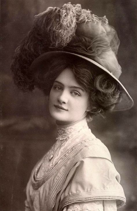 Hairstyles and Hats of the Edwardian Era, 1900-1915 – GBACG Finery Women Hat Outfit, Hairstyles 1900, Lily Elsie, Edwardian Hat, Edwardian Hairstyles, Historical Hats, Portrait Vintage, Gibson Girl, Edwardian Era