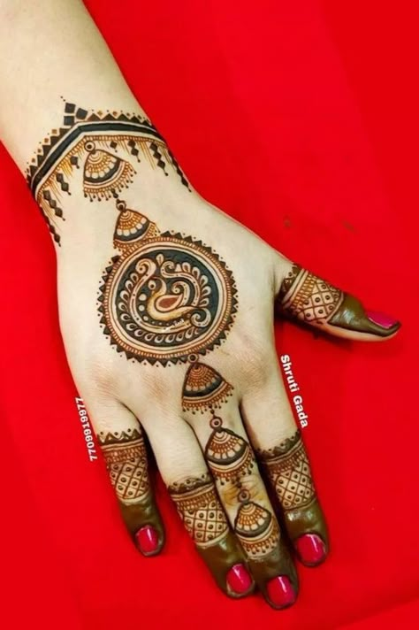 Sider Mehendi Designs, Mehendi Back Design, Back Mehndi Designs, Elegant Mehndi Designs, Back Hand Henna Design, Elegant Mehndi, Rajasthani Mehndi Designs, Mehandi Art, Vintage Childhood