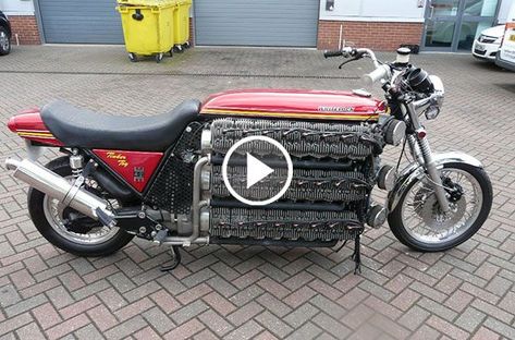 This insane bike is definitely beyond every bike enthusiast’s wildest imagination. Simon Whitlock, the famous motorcycling madman has taken the motorcycling world Kawasaki Motorcycle, Bike Bmw, Kawasaki Bikes, Antique Motorcycles, Cycle Car, Custom Cycles, Track Racing, Antique Tractors, Kawasaki Motorcycles