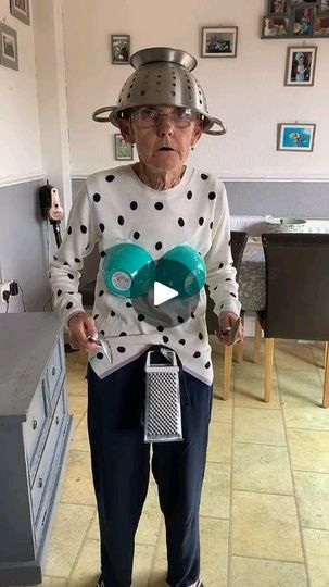 Dancing Grandma, Funny Old Ladies, Funny Grandma Videos, Grandma Dancing, Funny Women, Old Women Funny, Funny Grandma, Old People Jokes, Old Lady Cartoon