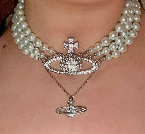 Vivi Westwood Necklace, Viviane Westwood Jewelry, Vivienne Westwood Jewellery Aesthetic, Vivienne Westwood Pearl Necklace, Vivienne Westwood Jewellery, Jewelry Accessories Ideas, Dope Jewelry, Classy Jewelry, Funky Jewelry