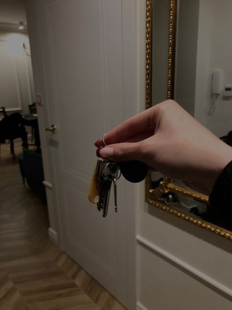 #home #key #apartment Keys To First Apartment, Apartment Hallway Aesthetic, Keys To Apartment Goals, House Keys In Hand, New Apartment Aesthetic Keys, House Keys Aesthetic, New House Keys Aesthetic, Key Apartment, Apartment Keys