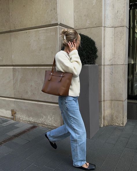 Easy autumn outfit 🍁 bag @furla jeans @lime sweater @totti_outfits | Instagram Furla Bag Outfit, Fall Travel Wardrobe, Furla Bag, Capsule Wardrobe Minimalist, Furla Bags, Simple Fall Outfits, Bag Outfit, Fall Capsule Wardrobe, September 21