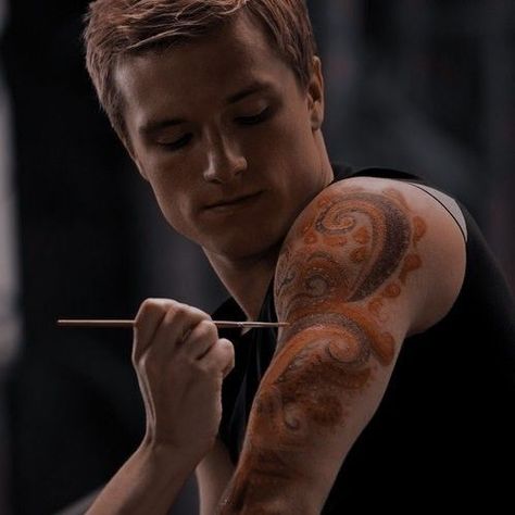 Dystopian Men, Peeta Bread, Hunger Games Finnick, Hunger Games Dr, Hunger Games Peeta, Hunger Games Characters, Finnick Odair, Peeta Mellark, Light Film