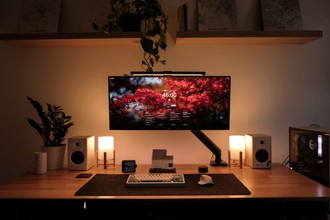 https://www.minimaldesksetups.com Studio In Casa, Minimal Desk Setup, Minimal Desk, Google Web, Computer Desk Setup, Desk Setups, Home Studio Setup, Video Game Room Design, Desktop Setup