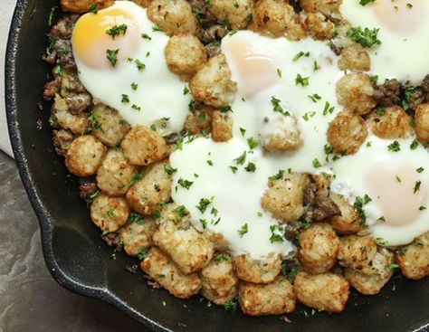 Breakfast Sausage and Tater Tot Skillet Bake Breakfast Muffins Sausage, Tater Tot Skillet, Baked Hashbrowns, Breakfast Hash Recipes, Tater Tot Recipes, Tater Tot Breakfast, Hash Recipe, Breakfast Skillet, Tot Casserole