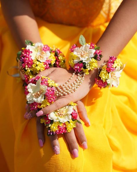 Trending Bridal Florals Kadas That Will Make You Look Beautiful As Feel Beautiful Eternally. Haath Phool Jewellery, Jewellery For Haldi, Flower Jewellery For Haldi, Floral Mehndi, Haath Phool, Mehndi Bride, Flower Jewelry Designs, Wedding Flower Jewelry, Mehndi Night