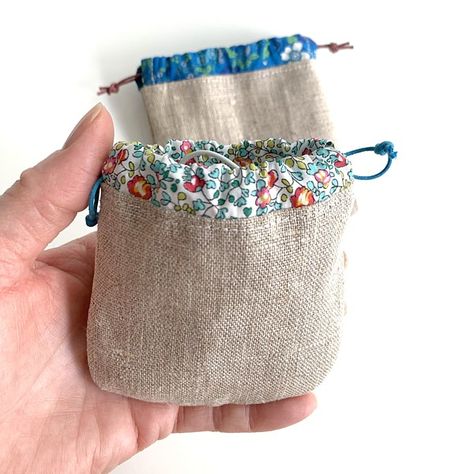 Mini Drawstring Pouch for ear plugs jewels and other small items Sewing Pattern by Tikki London Diy Jewelry Pouch Free Pattern, Sew Mini Bag, Little Pouches To Sew, Sew Small Bag, Sewing Small Gifts, Small Bag Sewing Pattern Free, Sew Small Pouch, Small Embroidery Projects, Small Sewing Ideas