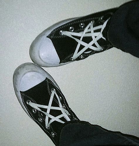 Converse high top platform star shoe laces please give credits if you repost ^_^! Star Shoelace Tutorial, Converse Star Laces, Shoelace Tutorial, Star Shoe Laces, Laces Ideas, Star Laces, Sweet 16 Shoes, Shoe Star, Satanic Star