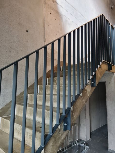 Modern Railing Outdoor, Wall Panel Tv, Steel Railing Design, Modern Railing, Ladder Stairs, Contemporary Stairs, Staircase Design Modern, Staircase Railing Design, Handrail Design