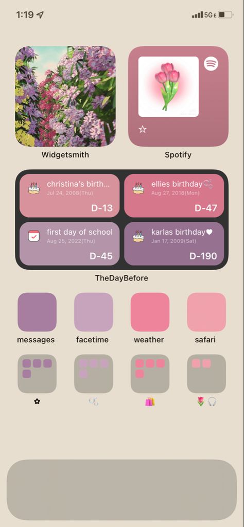 Design Iphone Home Screen, Cute Home Screens Ideas, Cute Ways To Set Up Your Homescreen, How To Make Your Iphone Homescreen Cute, Organized Home Screen, Homescreen Organization Iphone Aesthetic, Phone Ideas Organization Aesthetic, Homescreen Wallpaper Ideas, Cute Aesthetic Homescreen